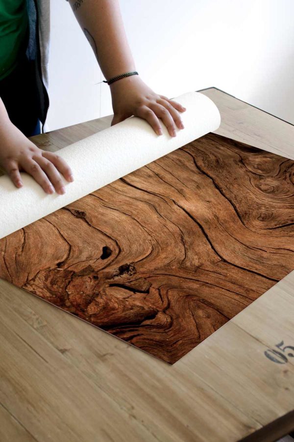 alfombra_enrollada_madera