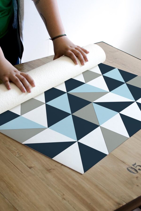 alfombra_enrollada_azulejo_geometrico_azul